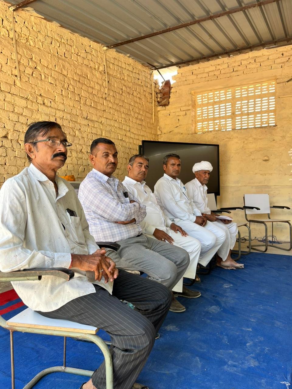 जल-शीतक लोकार्पण समारोह में उपस्थित अतिथिगण, शिक्षक-वृंद, जन-प्रतिनिधि एवं विद्यालय परिवार का सामूहिक दृश्य